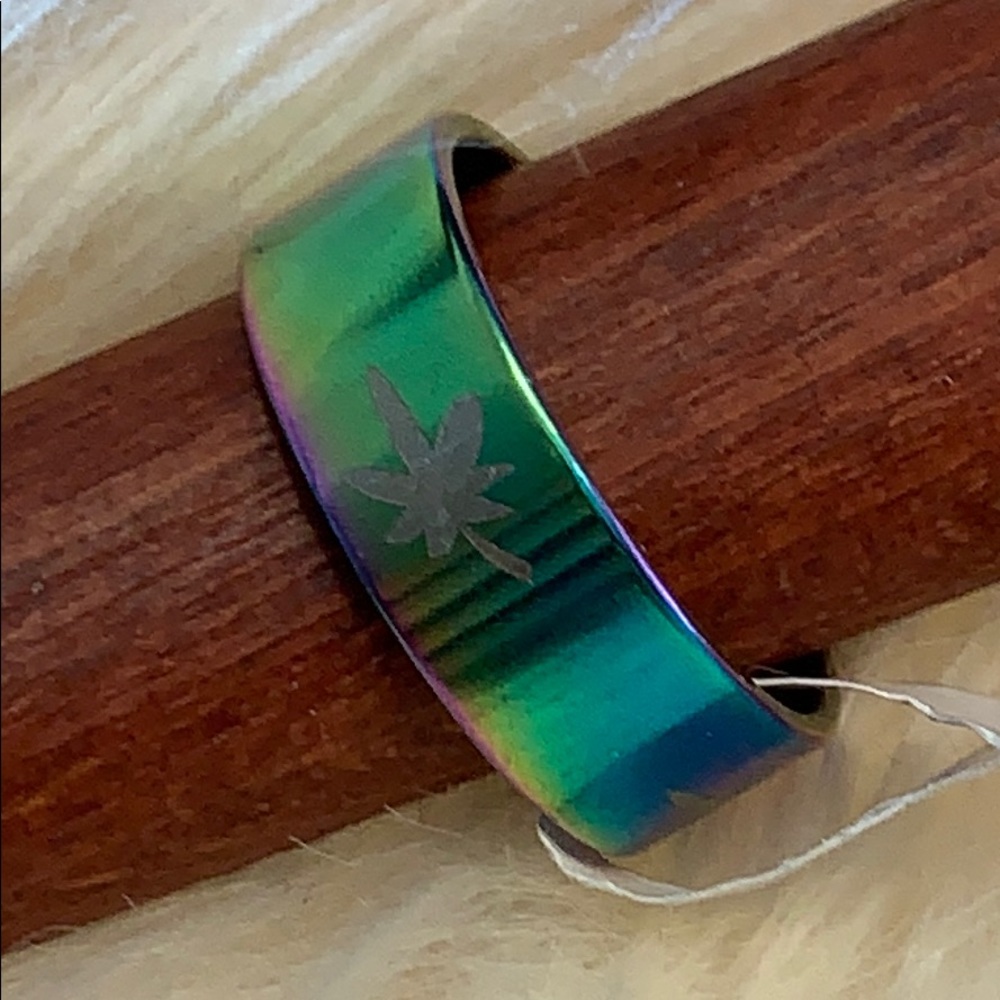 SALE!!! unique colour changing ring NWT.